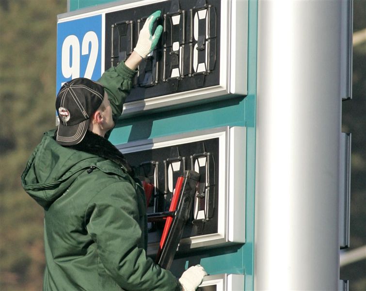Фотография к новости Хотя и нефть бьет все рекорды падения в цене, бензин не спешит понижаться